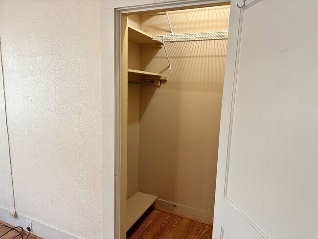 Building Photo - Adorable 3 Bed, 1 Bath Craftsman Home