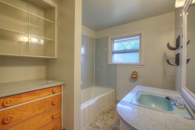Building Photo - Convenient Location in Renton * Open House Sunday July 5th, 11:00am *
