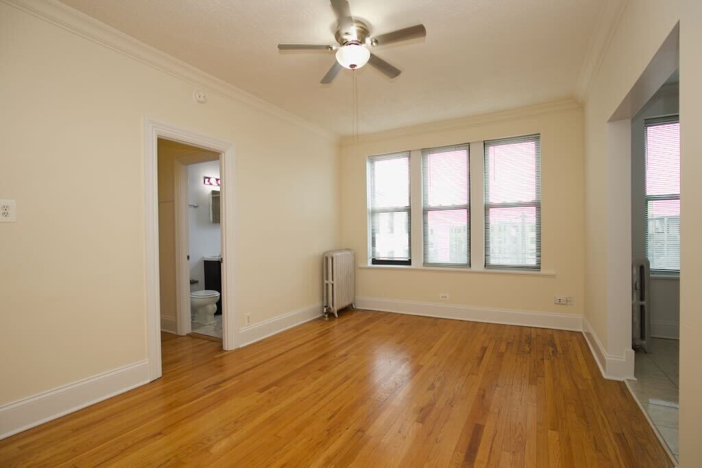Building Photo - 2704 N Sawyer Ave
