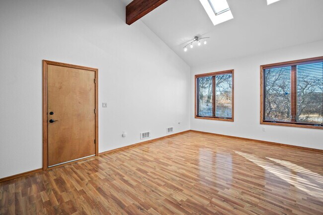 Building Photo - 1020 Walsen Rd