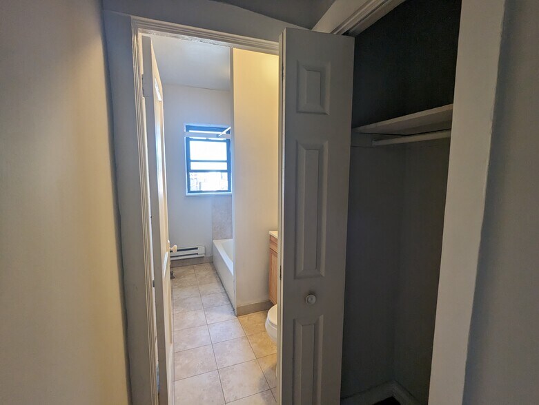 Building Photo - 947 W Cornelia Ave