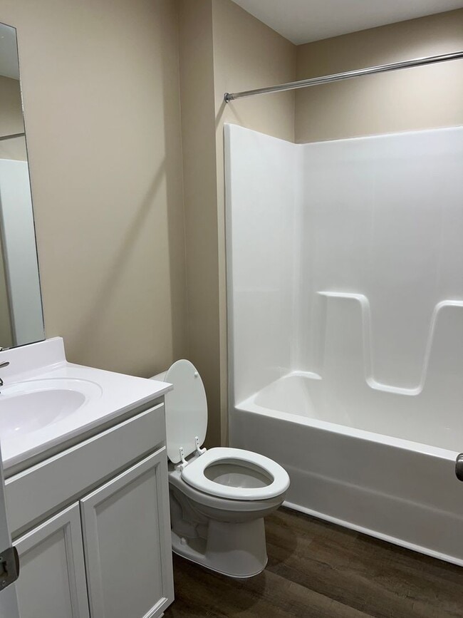 Building Photo - Nice 2 bedroom, 2 bath Duplex