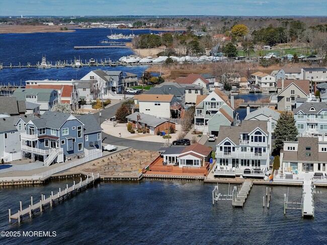 Primary Photo - 44 Island Dr