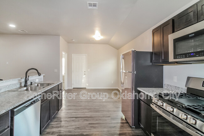 Building Photo - 2025 Bosc Dr