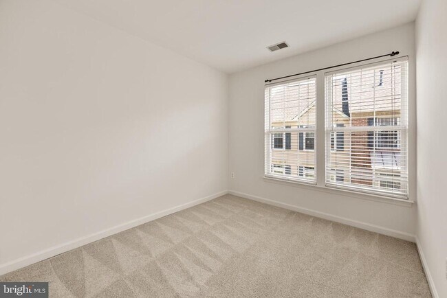 Building Photo - 956 Harrison Cir