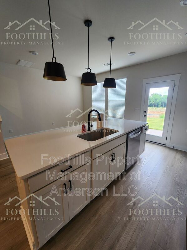 Building Photo - 253 Silo Rdg Dr