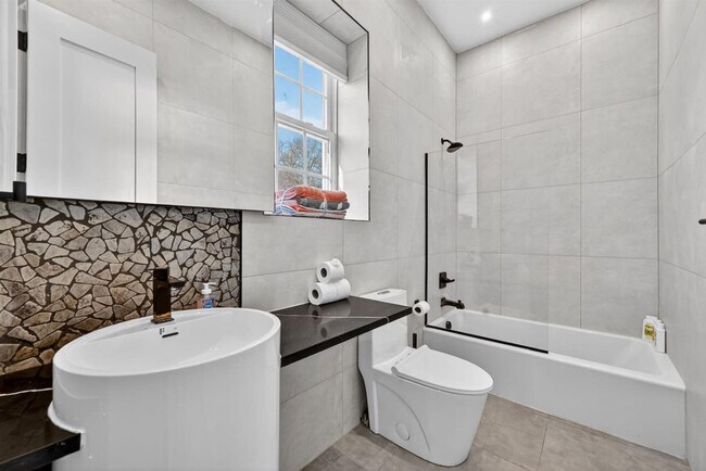 Building Photo - 443 Clove Rd