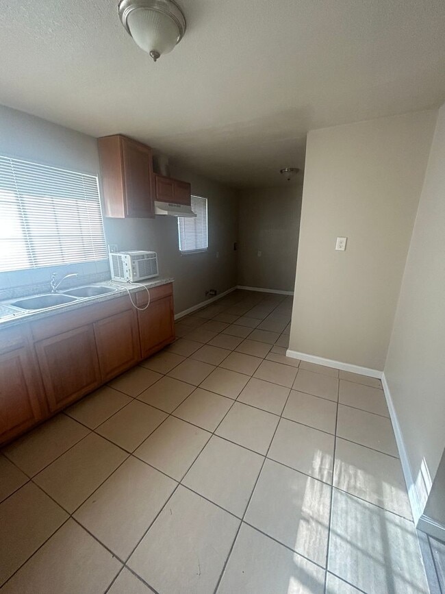 Building Photo - Cozy Apartment in Arvin Awaits Your Arriva...
