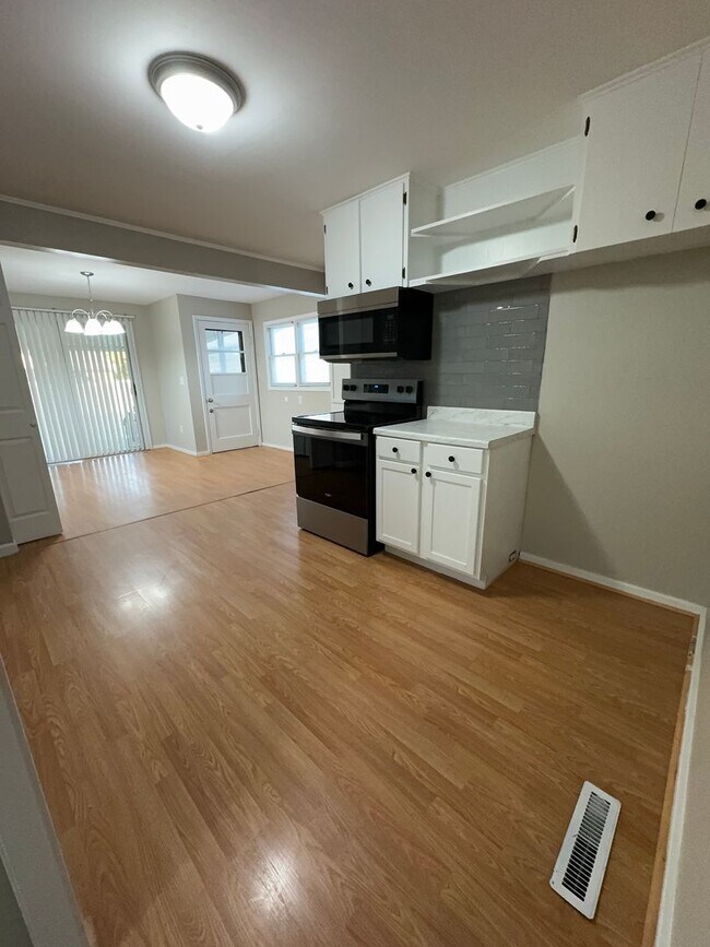 Building Photo - Stunning 2-Bed, 2-Bath Home with Oversized...