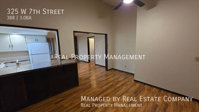 Building Photo - 325 W 7th St