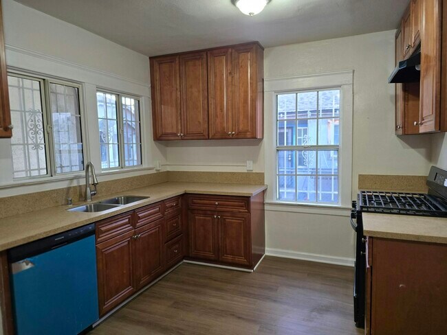 Building Photo - 916 W 59th Pl