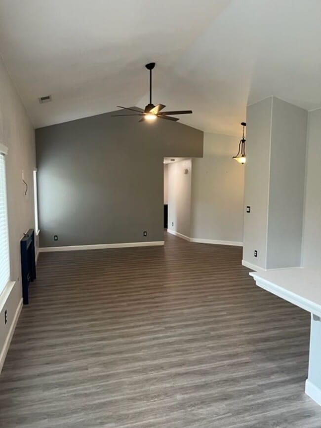 Building Photo - Coming Soon! Nice 3 bedroom 2 bathroom house in Hanford