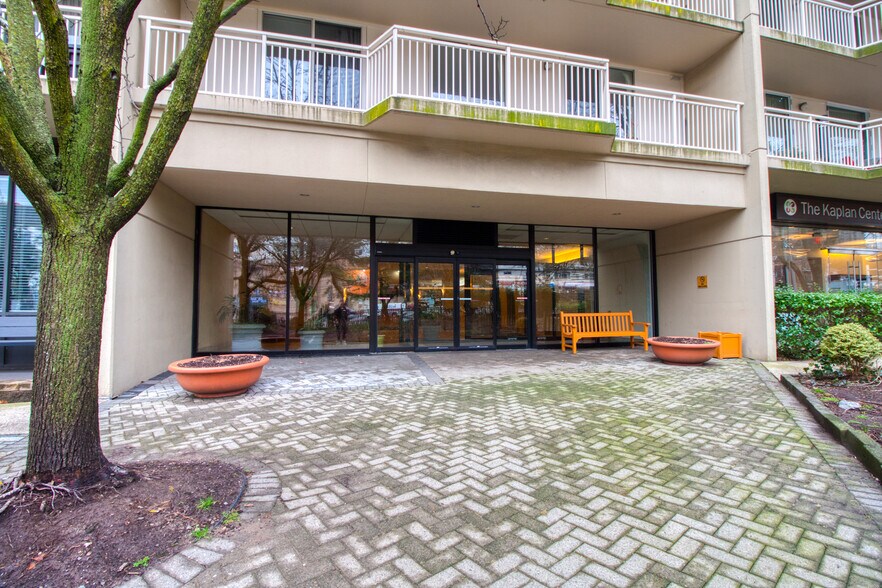 Building Photo - 1055 River Rd