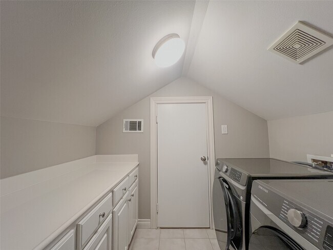 Building Photo - 2201 Austin St