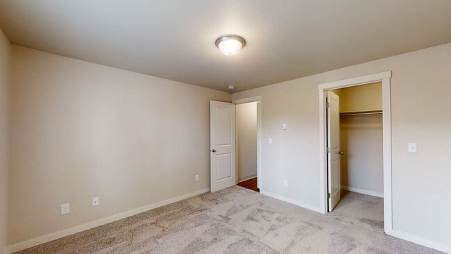 Building Photo - Spacious Updated 2 Bedroom Apartment in Tacoma-Granite Counters, W/D, Reserved Parking Space!