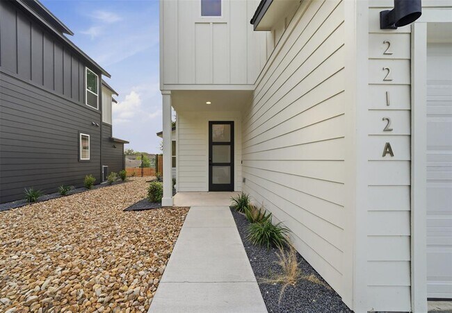 Building Photo - 2212 Yellow Jacket Ln