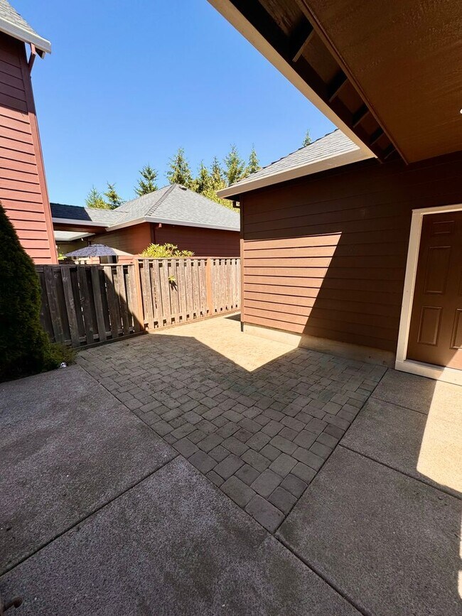 Building Photo - Beautiful Pet Friendly South Corvallis Home