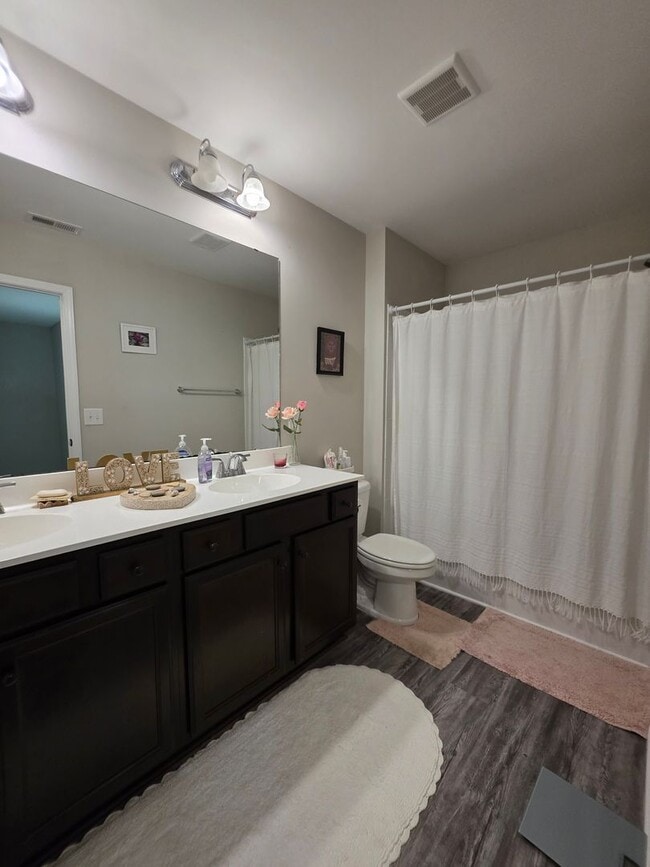 Building Photo - Spacious & Stylish Living Near Camp Lejeune with Expansive Fenced Backyard