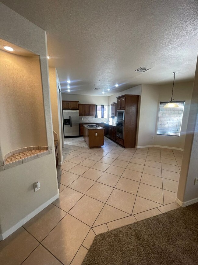 Building Photo - Lovely Spacious 4 Bedroom Home w/office sp...