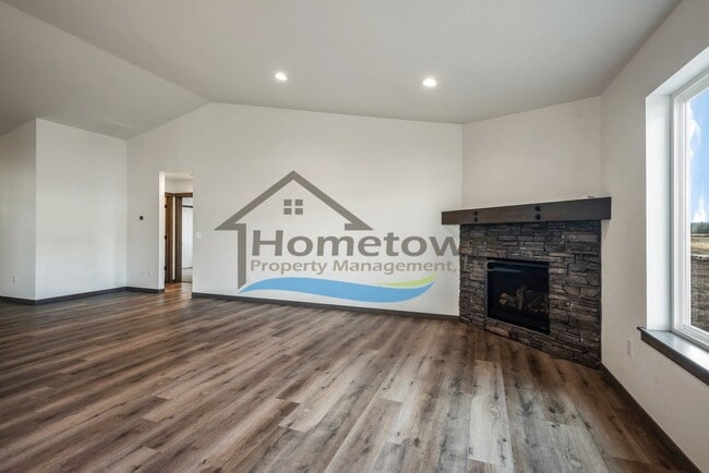 Building Photo - 3-Bedroom, 2-Bathroom Home with 3-Car Gara...