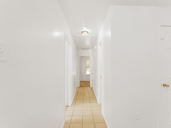 Building Photo - 315 Isbell Rd