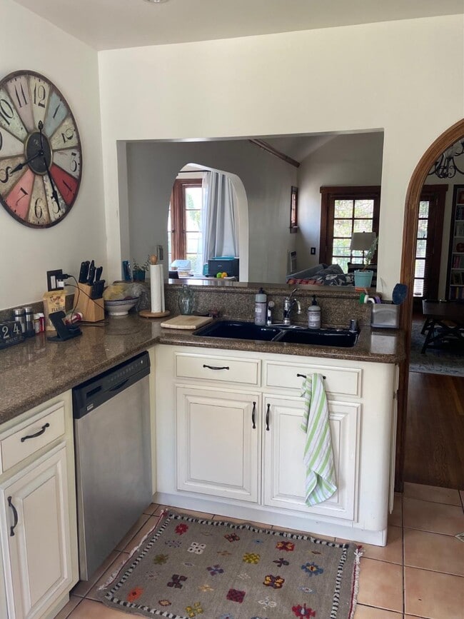 Building Photo - 1618 Micheltorena St