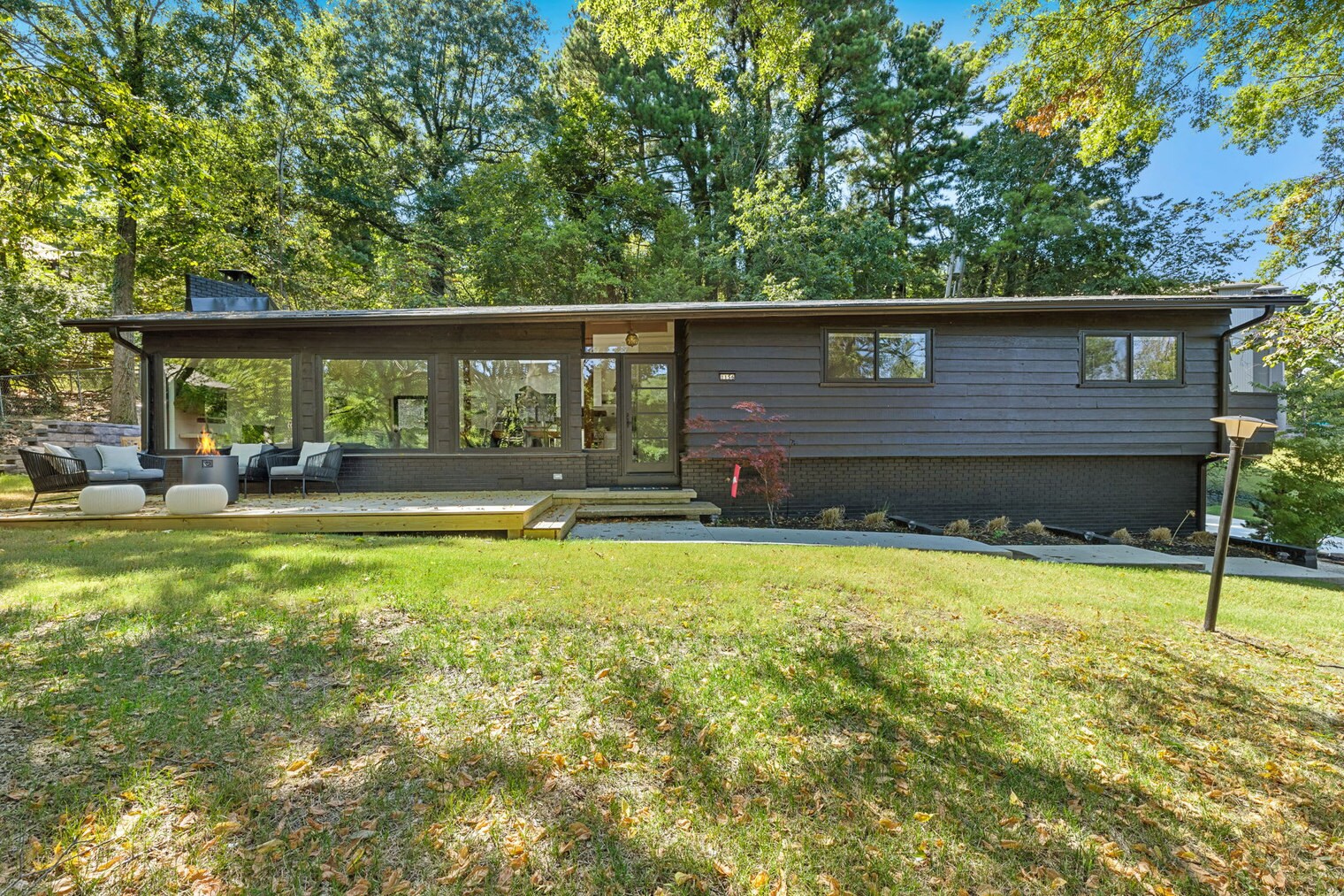 Building Photo - 1156 E Lakefront Dr