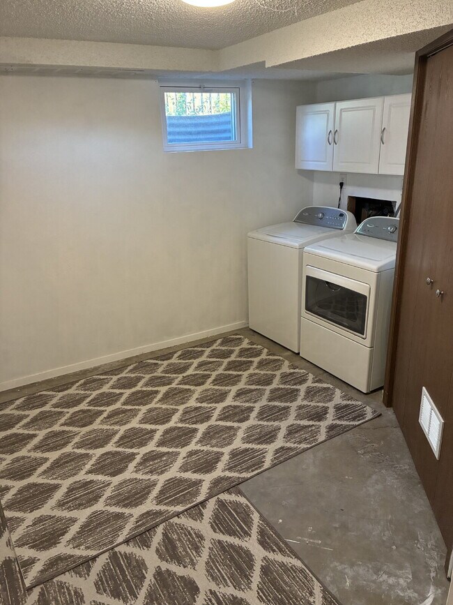 Building Photo - Beautiful Townhome - 4 Bedrooms 3 Bathroom with 2 Additional Bonus Rooms!