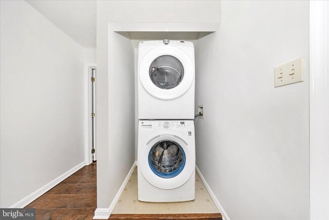 Building Photo - 1552 Crest View Ave