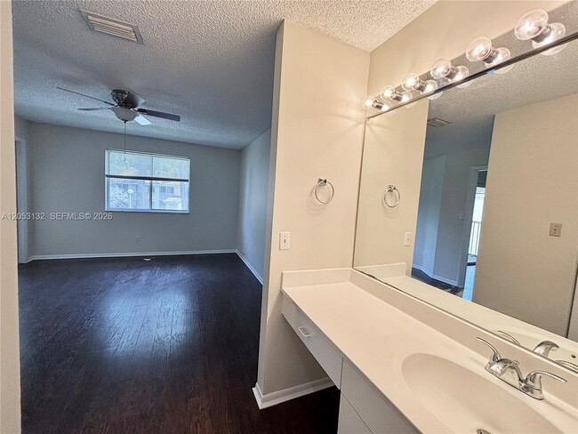 Building Photo - 1040 Coral Club Dr