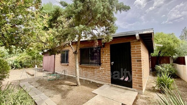 Building Photo - 316 E Elm St