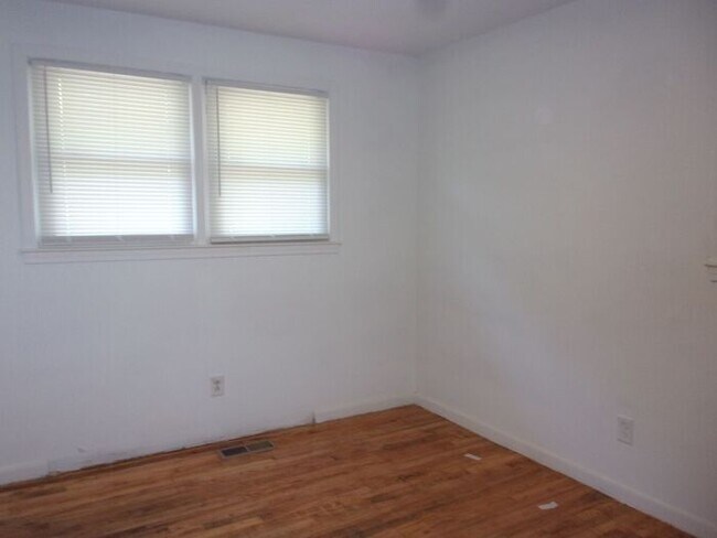 Building Photo - 3 Bedroom 1 Bath Brick Ranch - Recently Updated and Painted