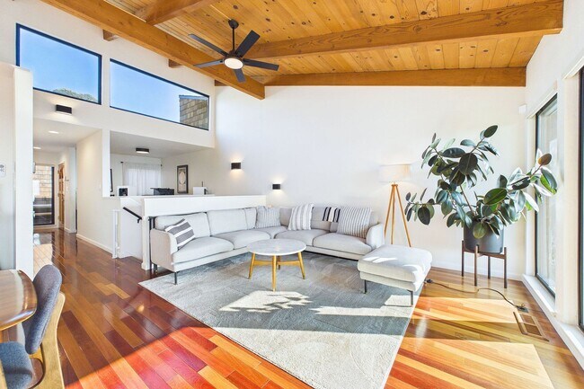 Building Photo - Rarely available Redwood Heights townhome with sweeping views of Oakland and San Francisco.