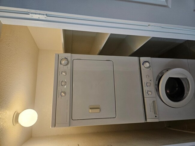 Building Photo - 1310 S Hardy Dr