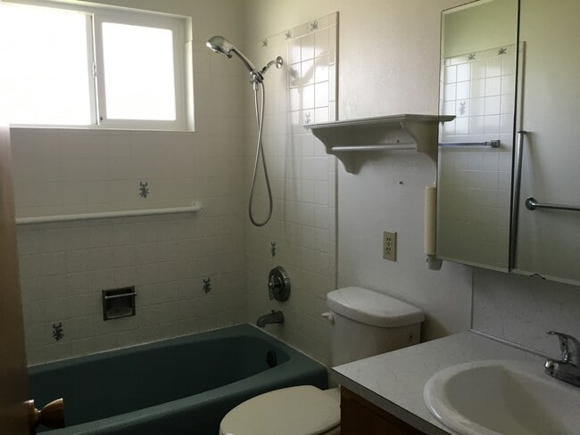 Building Photo - Super Cute..1607 sq. ft 3 Bedroom, 2.5 bat...