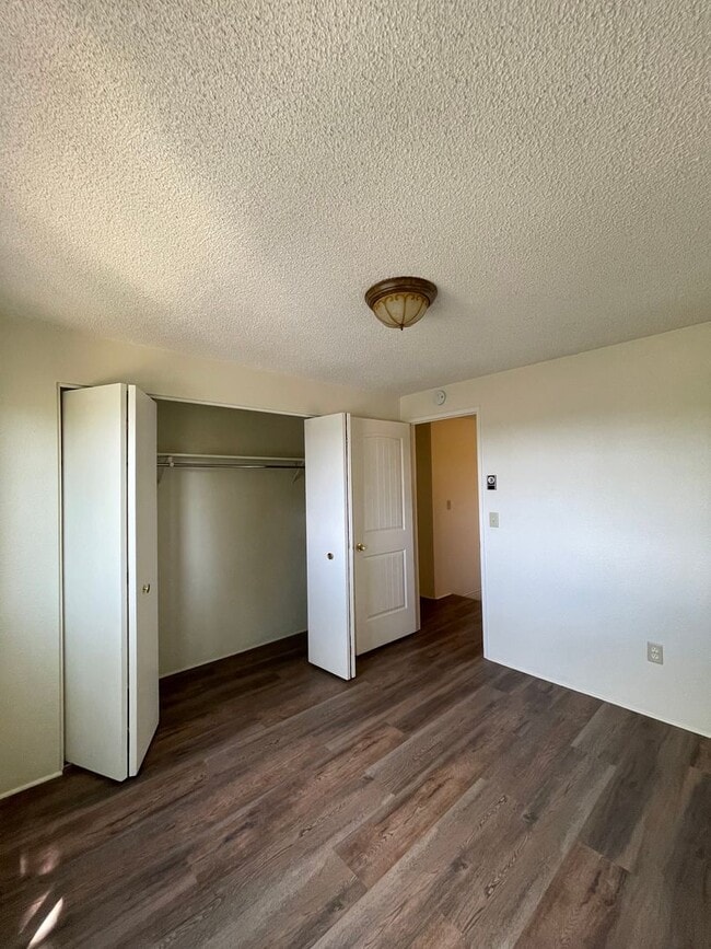 Building Photo - 3 Bed 1.5 Bath Townhouse