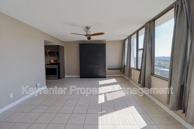 Building Photo - 410 W 7th St