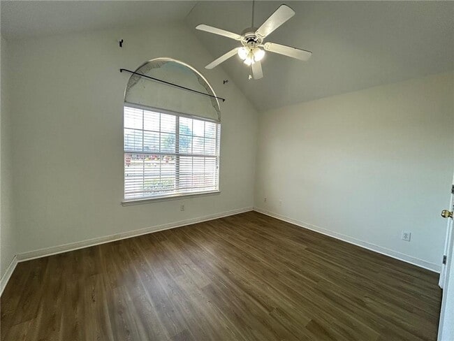 Building Photo - 5463 Henning Dr W