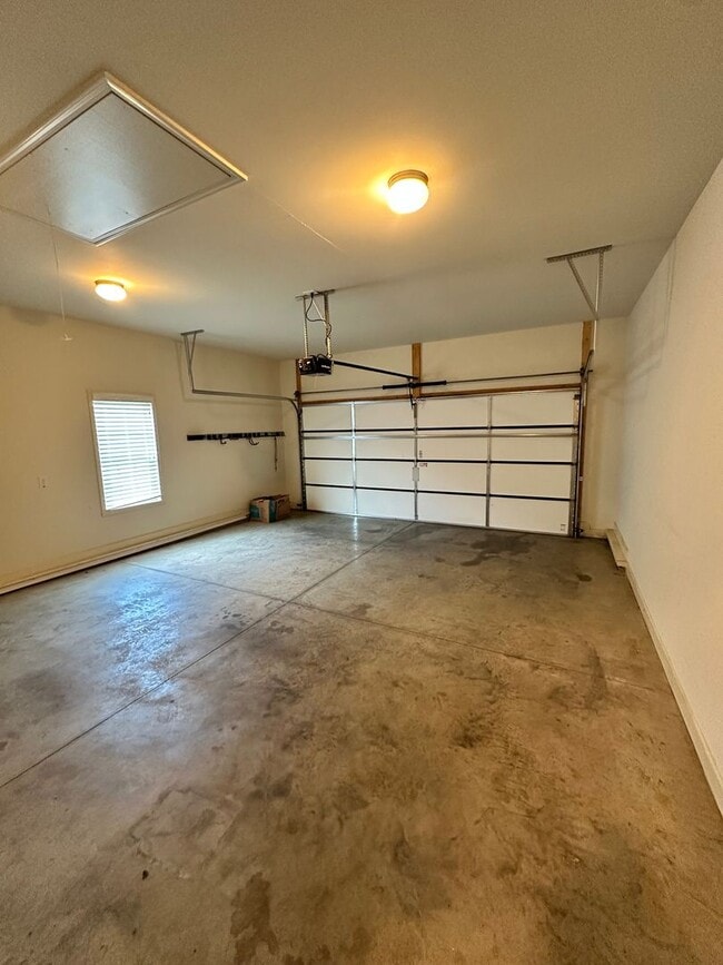 Building Photo - Stunning 3 Bedroom 2 Bath House