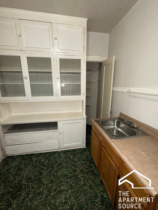 Building Photo - 1307 Oak Ave