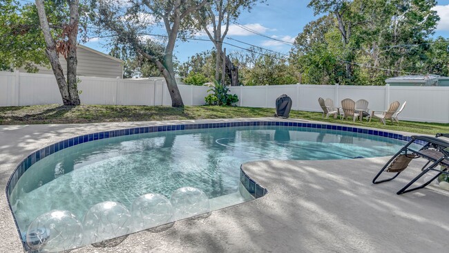 Building Photo - Gorgeous, Like-New Pool Home!