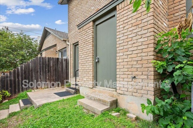 Building Photo - 1015 E Yager Ln