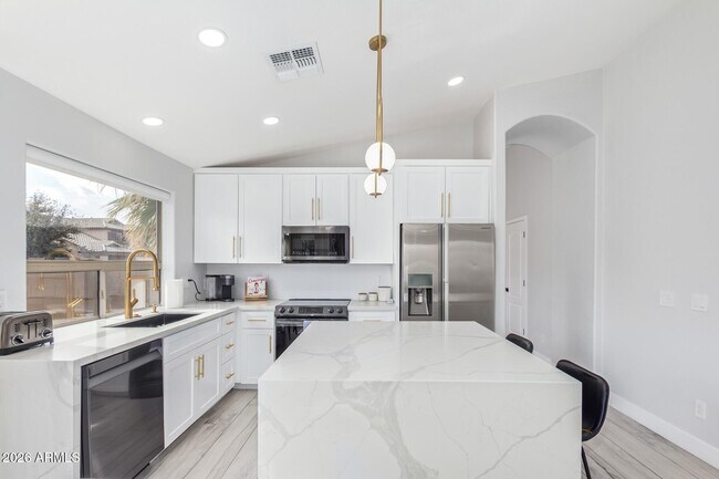 Building Photo - 16019 W Linden St