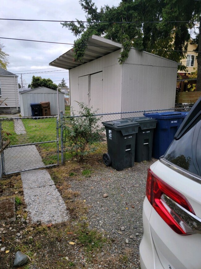 Building Photo - 4819 1/2-6645 1/2 S Fife St