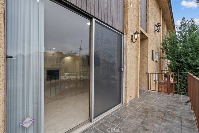 Building Photo - 13861 Vanowen St