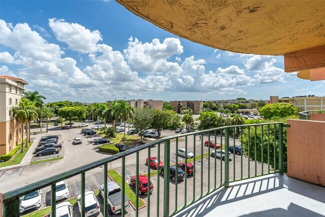 Building Photo - 9310 Fontainebleau Blvd