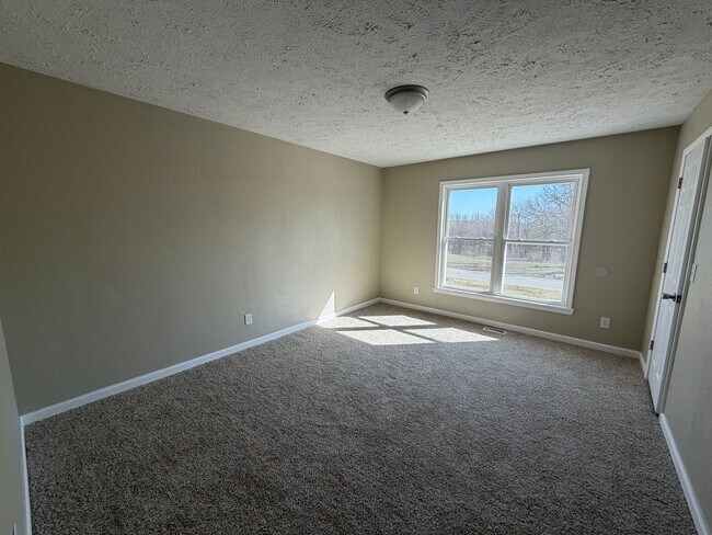 Building Photo - AVAILABLE APRIL 3RD