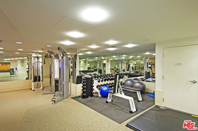 Building Photo - 13600 Marina Pointe Dr