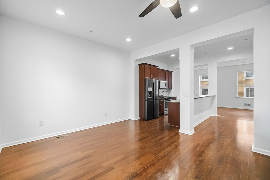 Building Photo - 205 Roosevelt Dr