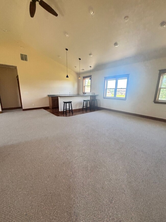 Building Photo - Beautiful 4B/3B home on acreage with mountain views